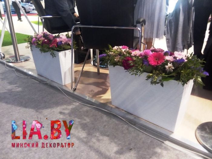 картинка Белый длинный вазон (клумба)