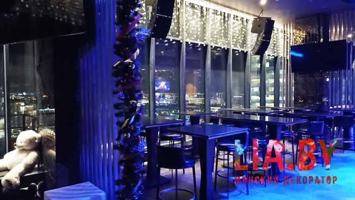 украшение к новому году Sky Bar Hilton 21 этаж: ель, стойки, зеркало и вход хвоей, светом и игрушками
