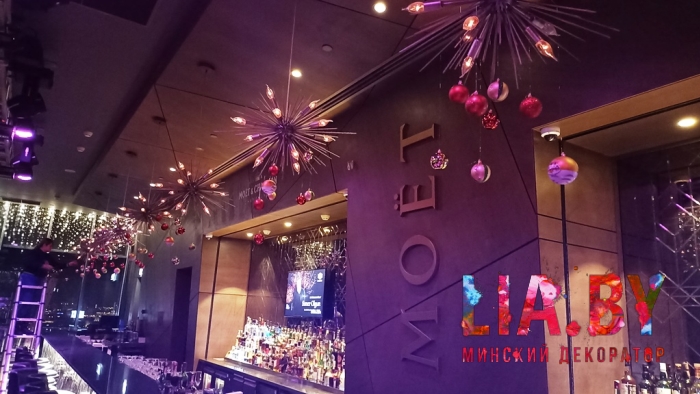 украшение к новому году Sky Bar Hilton 21 этаж: ель, стойки, зеркало и вход хвоей, светом и игрушками