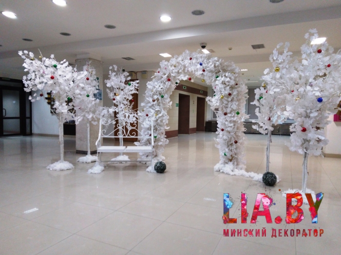 украшение коридора аркой, декоративными деревьями и скамейкой которые с имитацией снега.