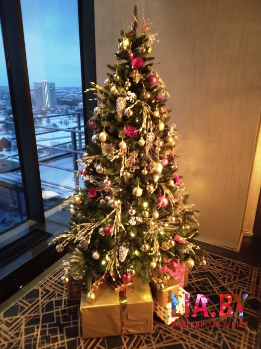 украшение к новому году Sky Bar Hilton 21 этаж: ель, стойки, зеркало и вход хвоей, светом и игрушками