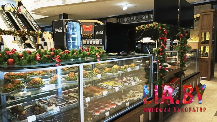 украшение новогодними игрушками, гирляндами и композициями ресторанов в фудзоне 6 этаж Галерея Hilton