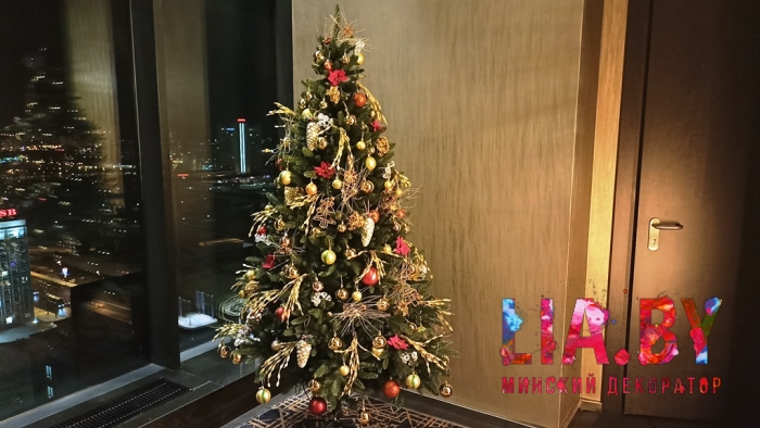 украшение к новому году Sky Bar Hilton 21 этаж: ель, стойки, зеркало и вход хвоей, светом и игрушками
