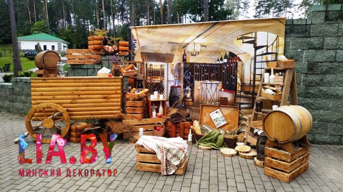 Фотозона погребок в испанском-итальянском стиле с деревянными и стеклянными декорациями
