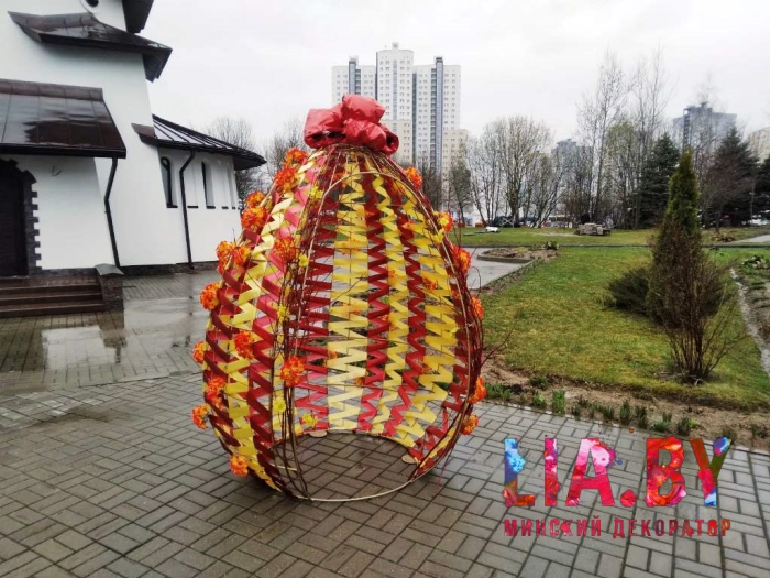 большое пасхальное яйцо из кованных прутов с лентами красного и желтого цвета с бантом большое пасхальное яйцо из кованных прутов с лентами красного и желтого цвета с бантом