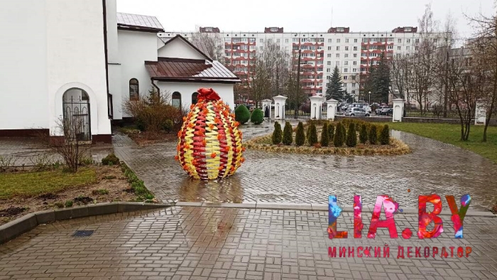 ленточное яйцо на кованном каркасе у церкви - декорация фотозона ленточное яйцо на кованном каркасе у церкви - декорация фотозона