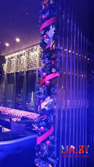 украшение к новому году Sky Bar Hilton 21 этаж: ель, стойки, зеркало и вход хвоей, светом и игрушками
