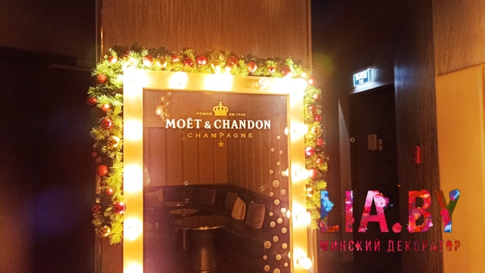 украшение к новому году Sky Bar Hilton 21 этаж: ель, стойки, зеркало и вход хвоей, светом и игрушками