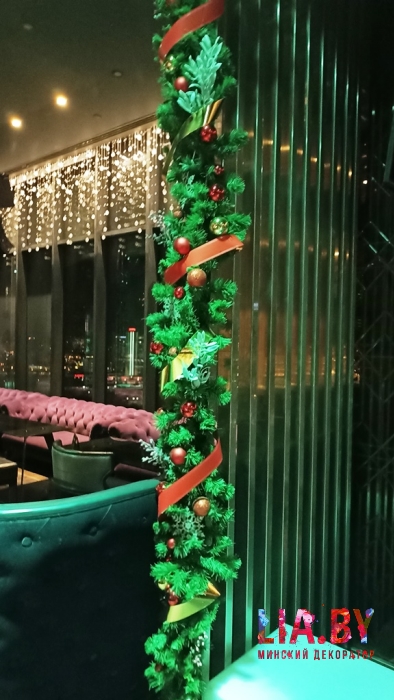 украшение к новому году Sky Bar Hilton 21 этаж: ель, стойки, зеркало и вход хвоей, светом и игрушками