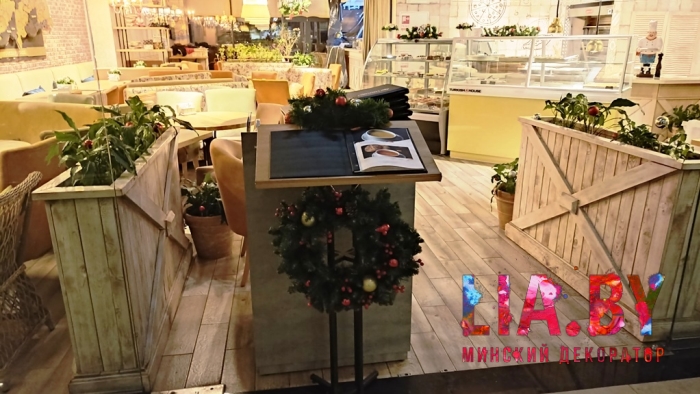 украшение новогодними игрушками, гирляндами и композициями ресторанов в фудзоне 6 этаж Галерея Hilton