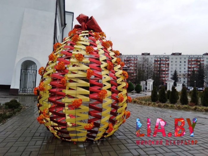 большое пасхальное яйцо из кованных прутов с лентами красного и желтого цвета с бантом большое пасхальное яйцо из кованных прутов с лентами красного и желтого цвета с бантом