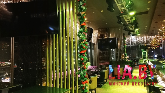 украшение к новому году Sky Bar Hilton 21 этаж: ель, стойки, зеркало и вход хвоей, светом и игрушками