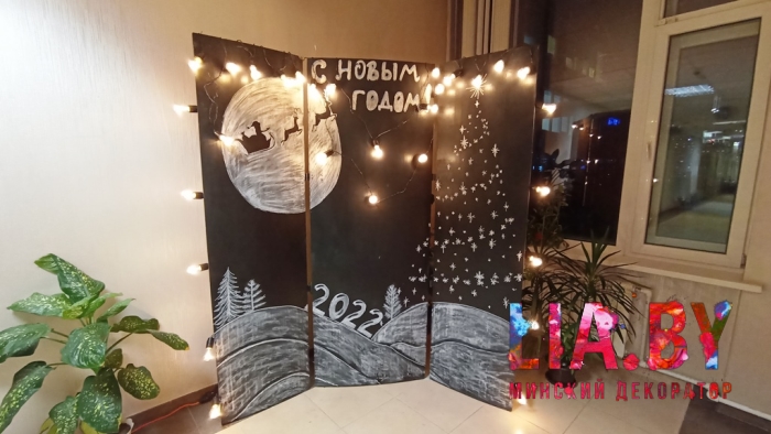 украшение офисов новогодними игрушками, ёлками, хвоями и новогодними фигурками.